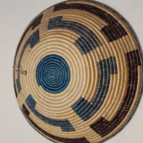 African Rwandan Tutsi Lidded Basket Hand Woven Basket with Geometric Design - Picture 5 of 11